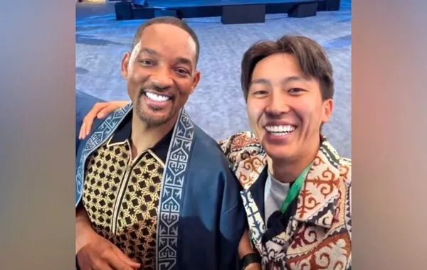 Kazakh Blogger Gifts Traditional Overcoat to Hollywood Star