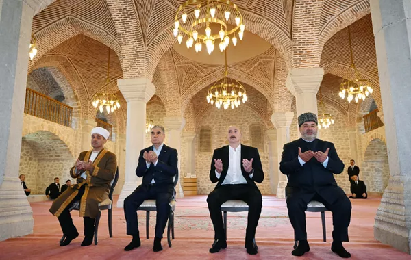 Azerbaijani Leader, Turkmen People’s Council Chairman Visit Historic Yukhari Govhar Agha Mosque in Shusha