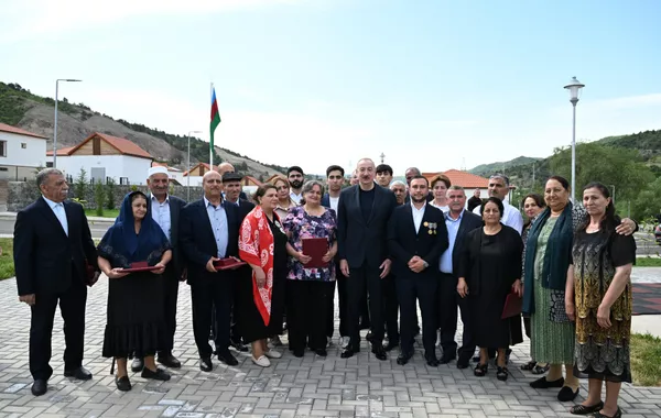 President Ilham Aliyev Meets with Residents Relocated to Lachin’s Beylik Village