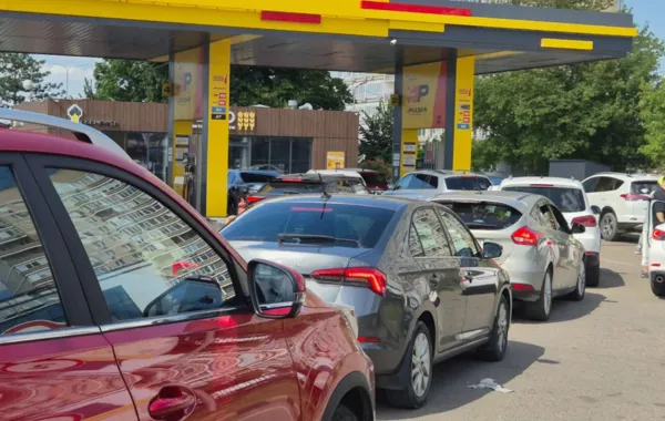 Russia Fuel Crisis Deepens as Two Elderly Drivers Die in Gas Station Queues