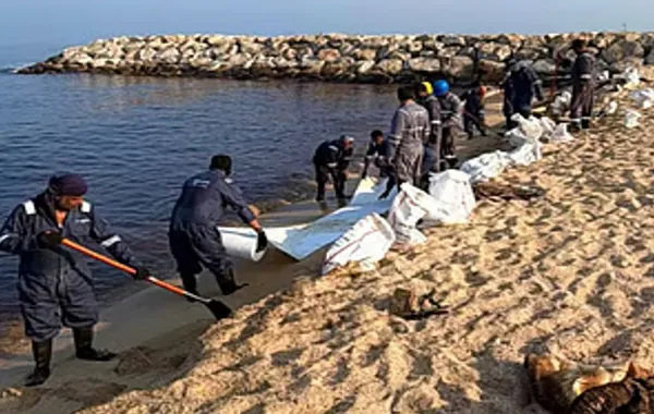 UAE Oil Spill: Tourists Report Rashes After Swimming in Sea - VIDEO