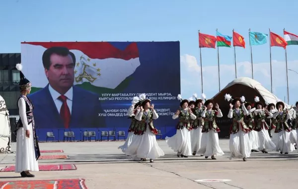 Tajik President Arrives in Kyrgyzstan for Regional Summit