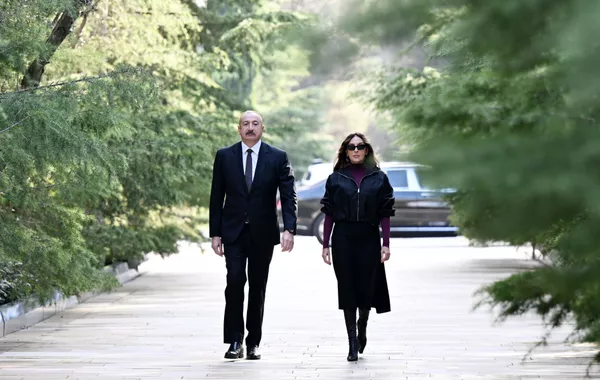 Azerbaijani President and First Lady Visit Tomb of National Leader Heydar Aliyev