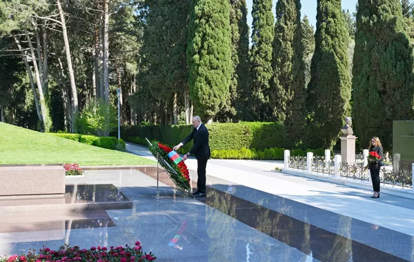Ilham Aliyev and Mehriban Aliyeva Visit Tomb of National Leader Heydar Aliyev at Alley of Honors
