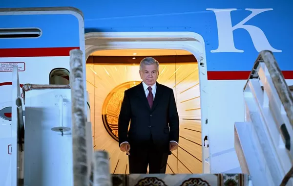 Uzbekistan’s Mirziyoyev Arrives in Turkmenistan on Working Visit