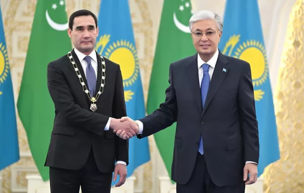 Kazakh President Awards Turkmen Counterpart with Altyn Qyran Order
