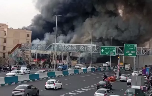 Iran: Massive Fire in Tehran Market Sends Thick Smoke Over City Traffic