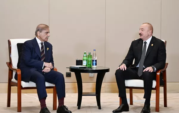 Azerbaijani Leader, Pakistani PM Discuss Bilateral Support and Strategic Partnership in China