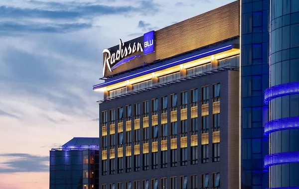 Fire at Radisson Blu Olympiyskiy Hotel Triggers Evacuation of 400 Guests in Central Moscow