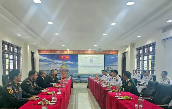 Azerbaijan Defense Minister Visits Vietnamese Navy
