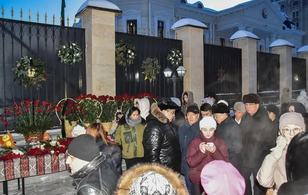 Kazakhs Bring Flowers to Azerbaijani Embassy in Astana