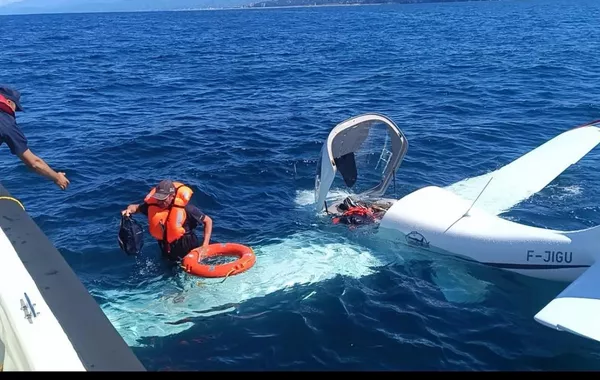 Private Plane Makes Emergency Landing in Sea Off Türkiye - VIDEO