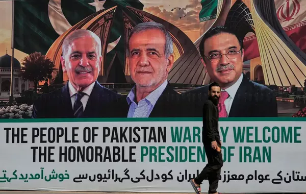Iranian President Arrives in Pakistan for Talks on Economic Cooperation