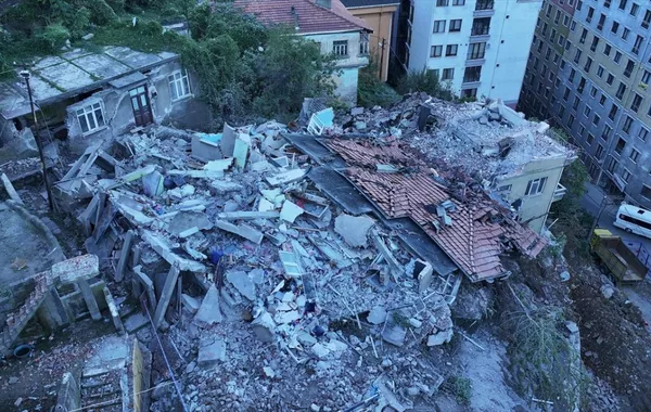 Deadly Building Collapse in Türkiye Leaves Woman Dead