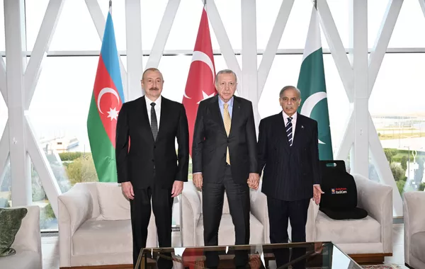 Azerbaijani, Turkish Presidents, Pakistani PM Hold Trilateral Meeting in Baku