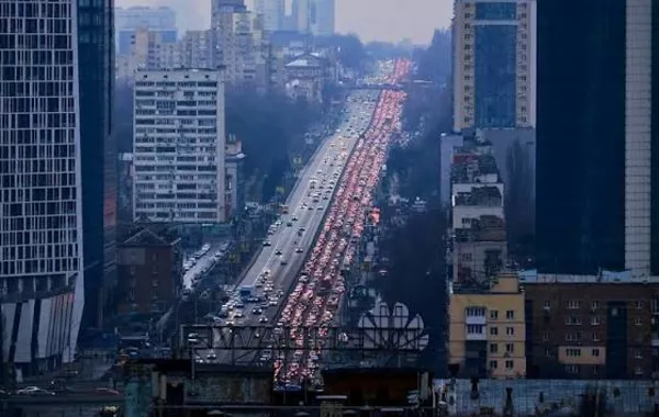 Residents Leave Ukraine's Kyiv as Damaged Bridges Trigger Transport Chaos