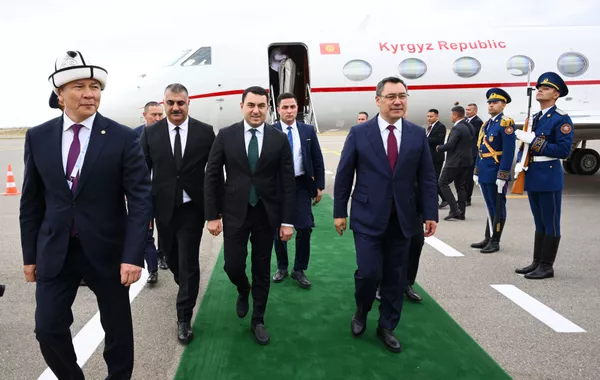 Kyrgyz President Zhaparov Arrives in Azerbaijan