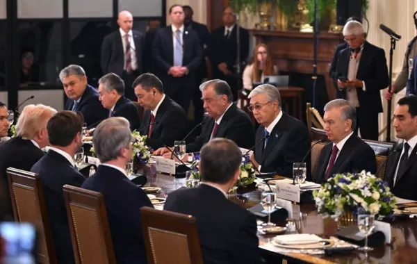 Kazakh President Hails Trump as Distinguished Statesman During Historic Washington Visit