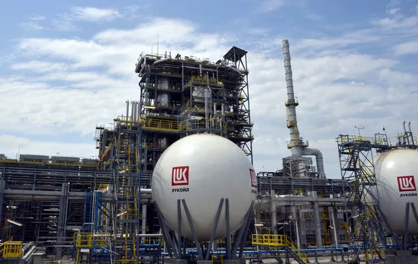 End of the Russian Era? SOCAR and Cengiz Holding Eye Bulgaria’s Largest Refinery