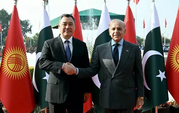 Kyrgyz Leader Holds Official Talks With Pakistan’s PM