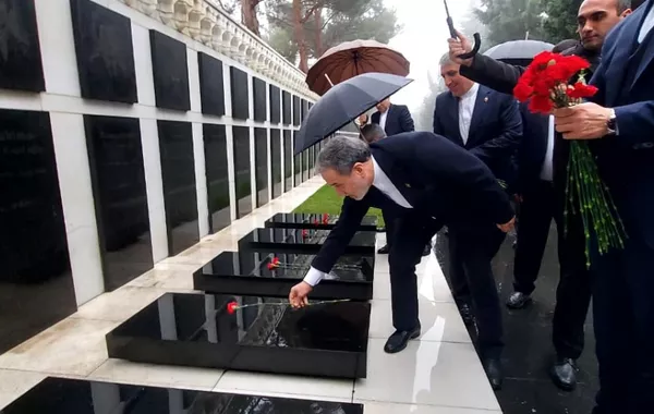 Iran's FM Pays Tribute to Fallen Azerbaijani Soldiers in Baku