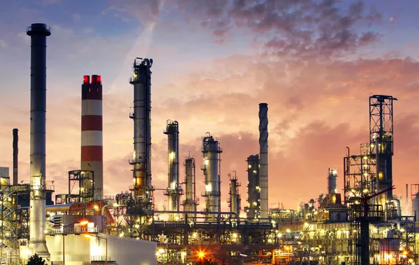 Oil Futures Reach $7 Billion Amid Anticipation of Iran News