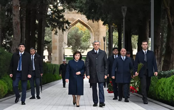 Azerbaijan's Officials Pay Tribute to National Leader Heydar Aliyev