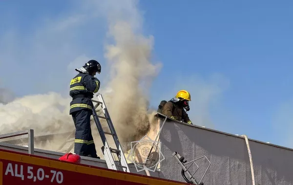 Fire Breaks Out at Shopping Center in Kazakhstan's Aktau - VIDEO