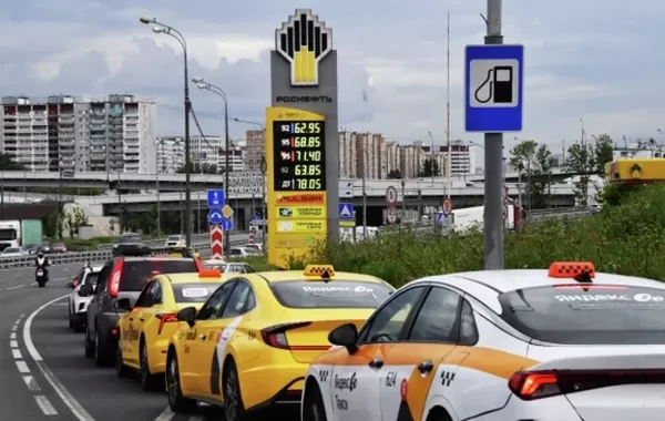 Russia Recognizes Long Fuel Station Queues as Valid Reason for Work Delays