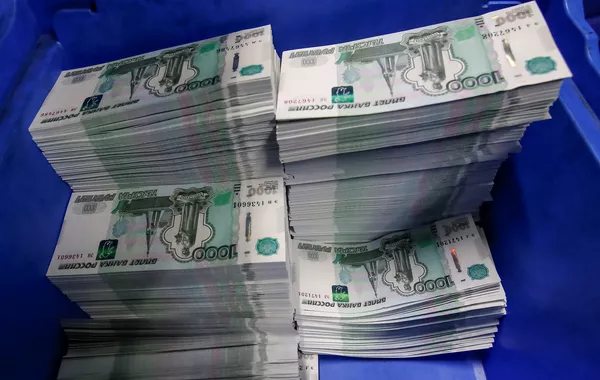 Russian Billionaires Move Billions Abroad Amid Growing Economic Fears: Report
