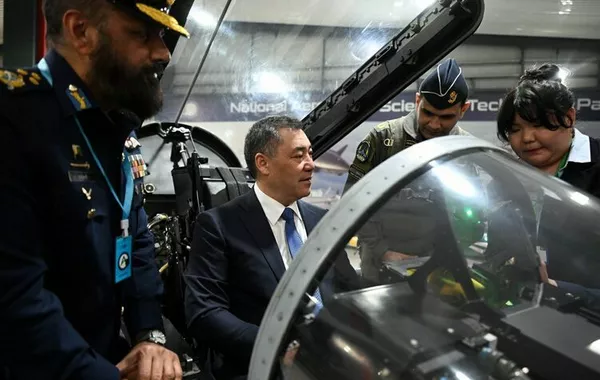 Kyrgyz President Reviews High-Tech Military Expo in Pakistan