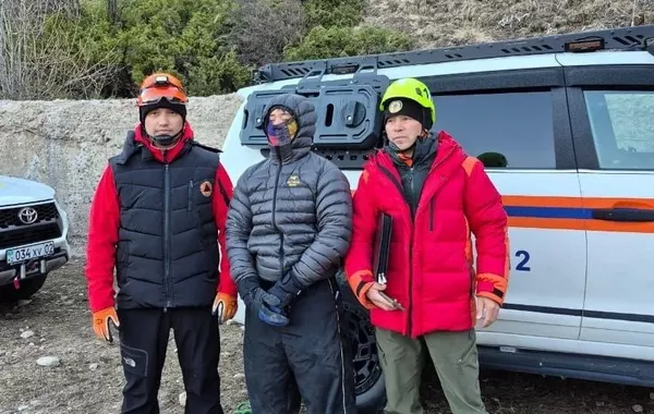 Kazakh Rescuers Find Lost Tourist High in Mountains at 4,300 Meters