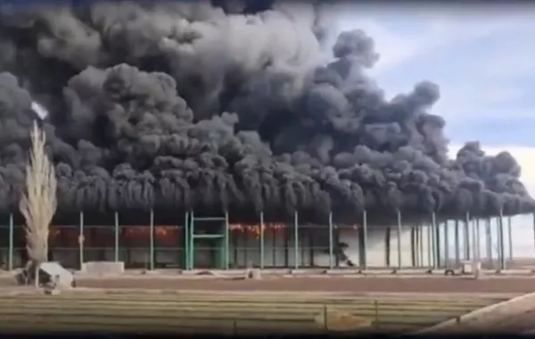 Huge Fire Breaks Out at Cold Storage Facility in Northwestern Iran - VIDEO