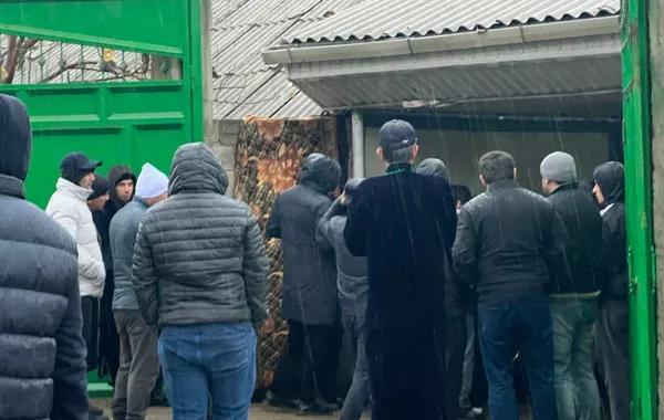 Hundreds of Tajiks Gather to Mourn Boy Killed in Moscow