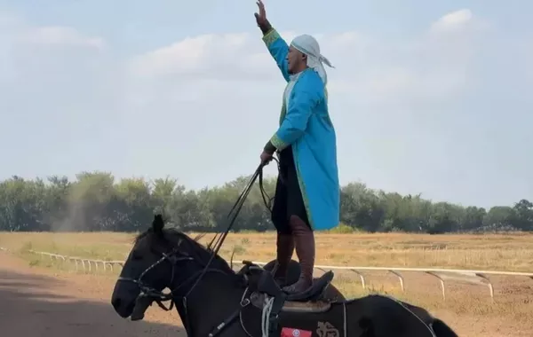 Kazakh Teen Gallops into Guinness World Records Standing on Two Horses
