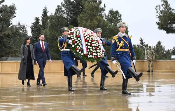 US Vice President Pays Tribute at Alley of Martyrs in Baku – VIDEO