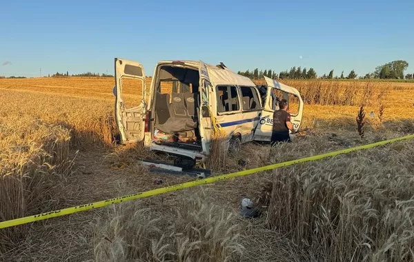 Two Killed, 10 Injured After Minibus Overturns in Türkiye's Istanbul