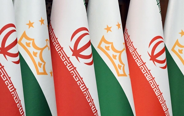 Tajik Foreign Minister Signs Memorial Book for Iran’s Bandar Abbas Port Blast