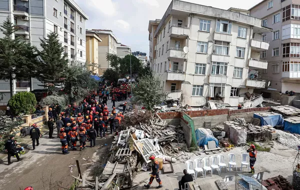 At Least 2 Dead After Building Partially Collapses in Istanbul