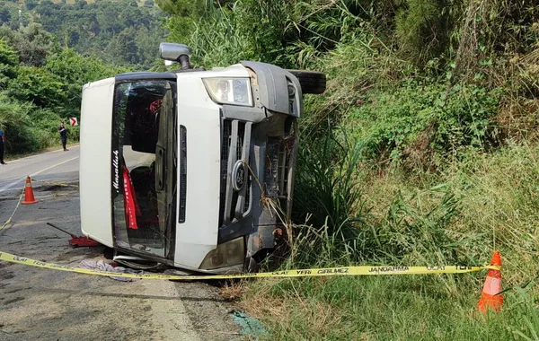 Minibus Carrying Farm Workers Overturns in Türkiye’s Izmir, One Dead