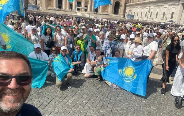 Pope Leo XIV Greets Kazakh Pilgrims at Angelus in St. Peter’s Square