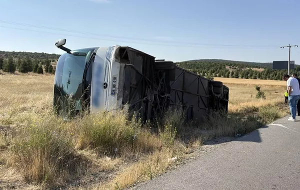 Bus Overturns in Türkiye, Leaving Over 20 People Injured