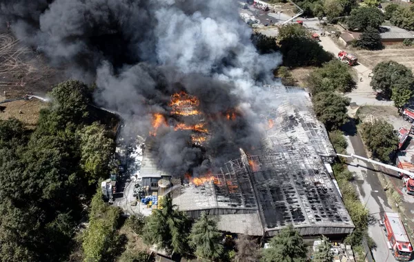 Fire Breaks Out at Logistics Warehouse in Türkiye's Tuzla