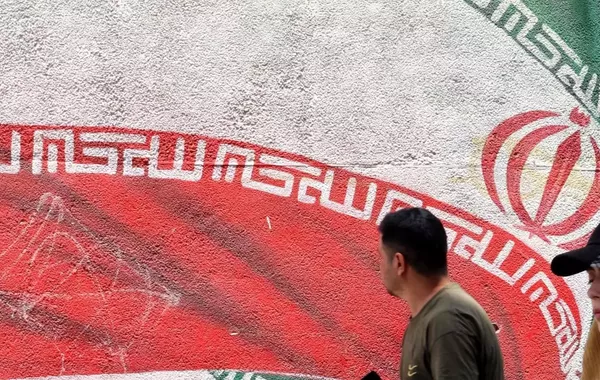 Trump Says Tehran Wants Talks, But Iran Warns 'Finger on Trigger'