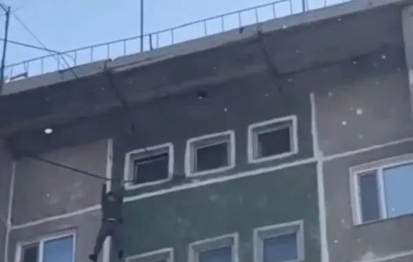 Kazakh Rescuers Save Air Conditioner Installer From High-Rise - VIDEO