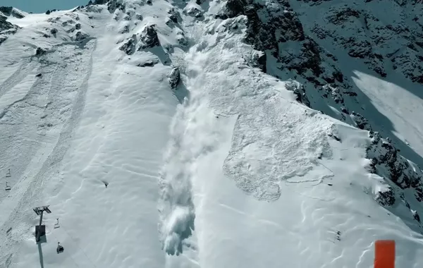 Seconds from Tragedy: Tourist Survives Avalanche in Kazakhstan