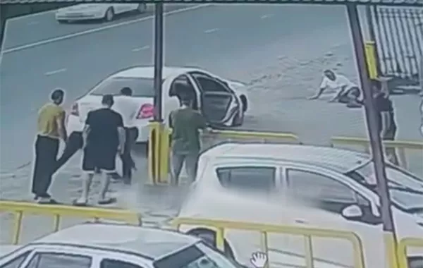 Man Dies After Brutal Family Dispute Over Debt in Uzbekistan - VIDEO