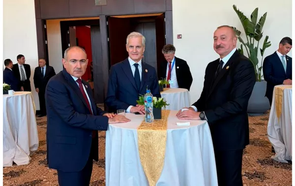 Ilham Aliyev Holds Brief Talks with Nikol Pashinyan in Egypt