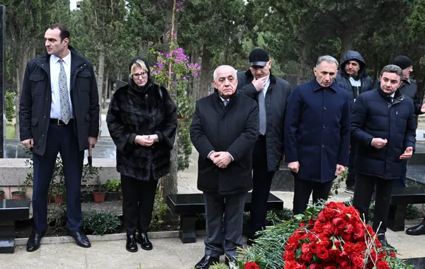 PM Ali Asadov Pays Tribute at Graves of Fallen AZAL Crew in Baku