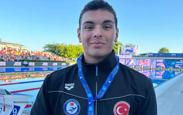 Azerbaijani Swimmer Wins Gold for Türkiye at World Junior Championships